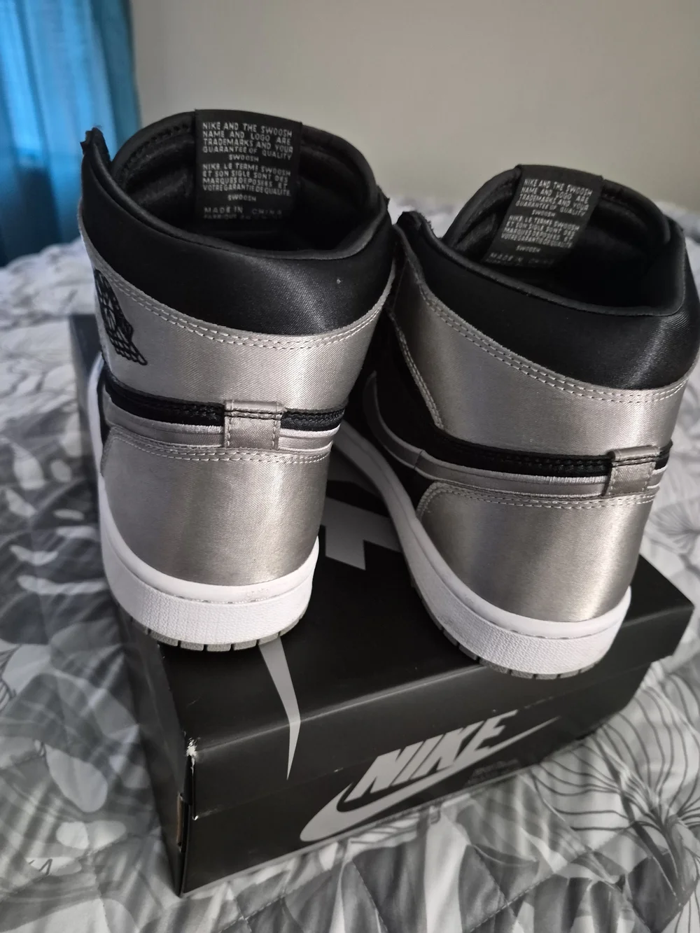 Nike WMNS Air Jordan 1 Retro Hi OG - Black/Medium Grey/White